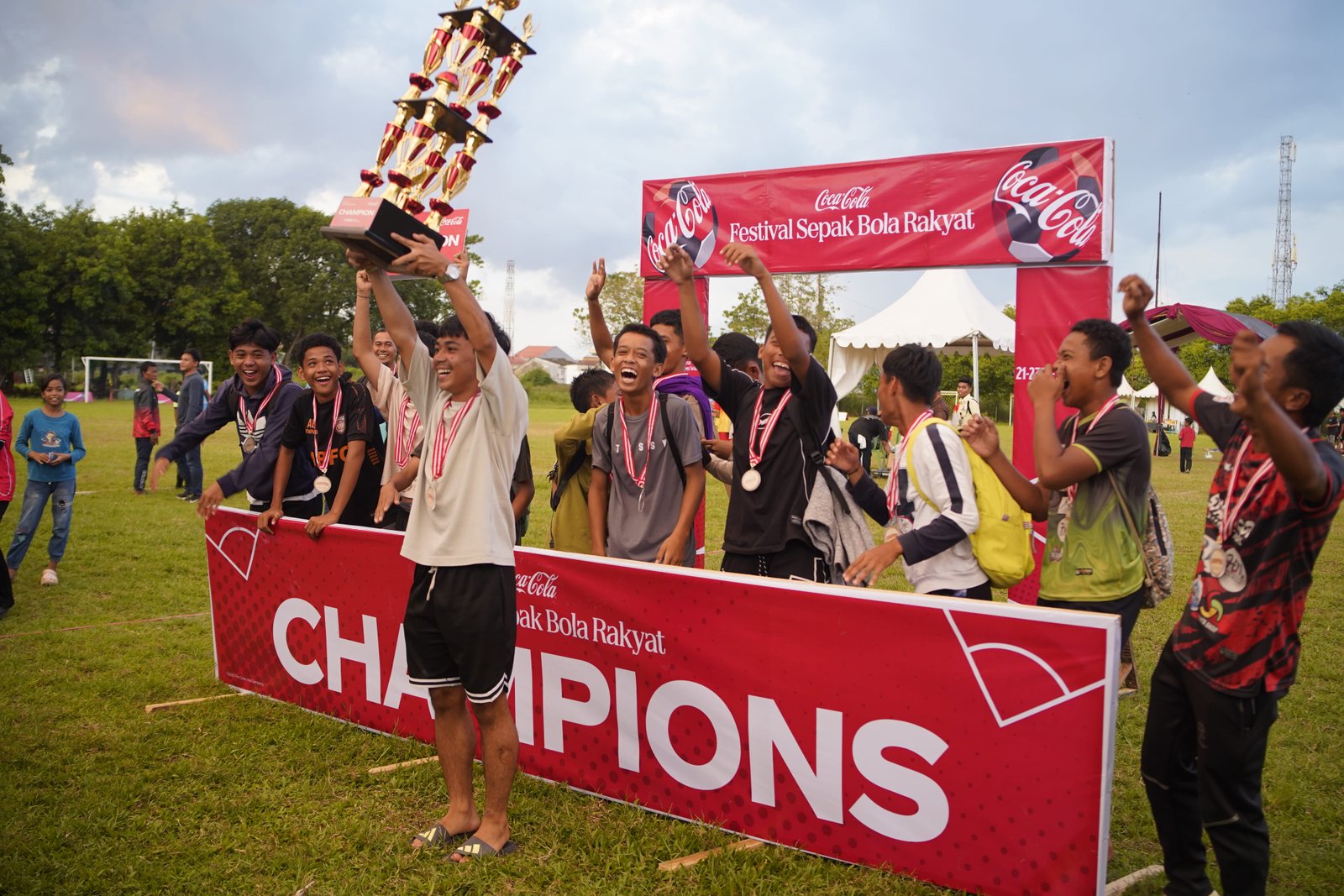 Cuwitan Digital dan Coca-Cola Indonesia Hadirkan Festival Sepak Bola Rakyat untuk Talenta Muda Makassar