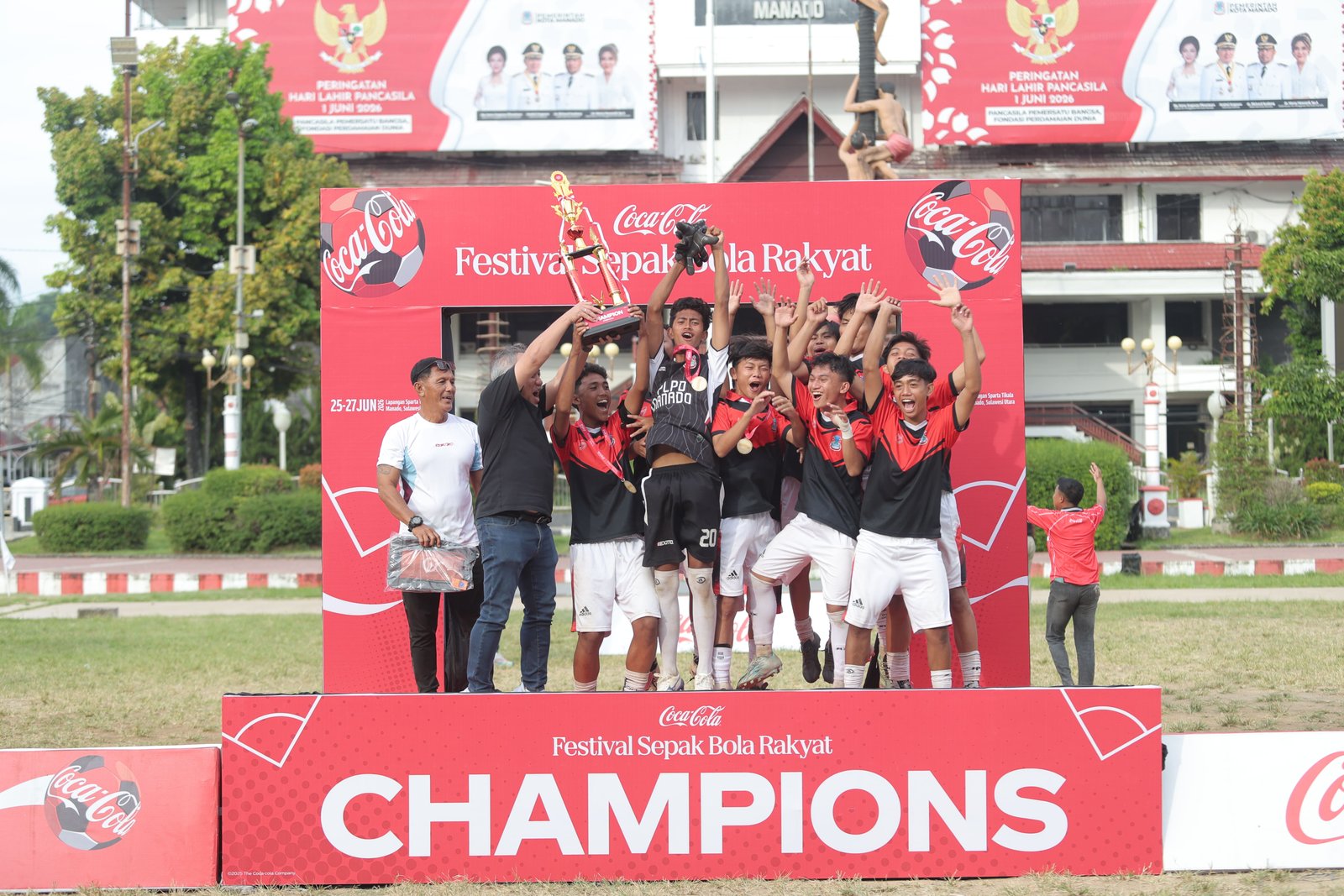 Cuwitan Digital dan Coca-Cola Indonesia Tutup Rangkaian Festival Sepak Bola Rakyat 2026 di Manado